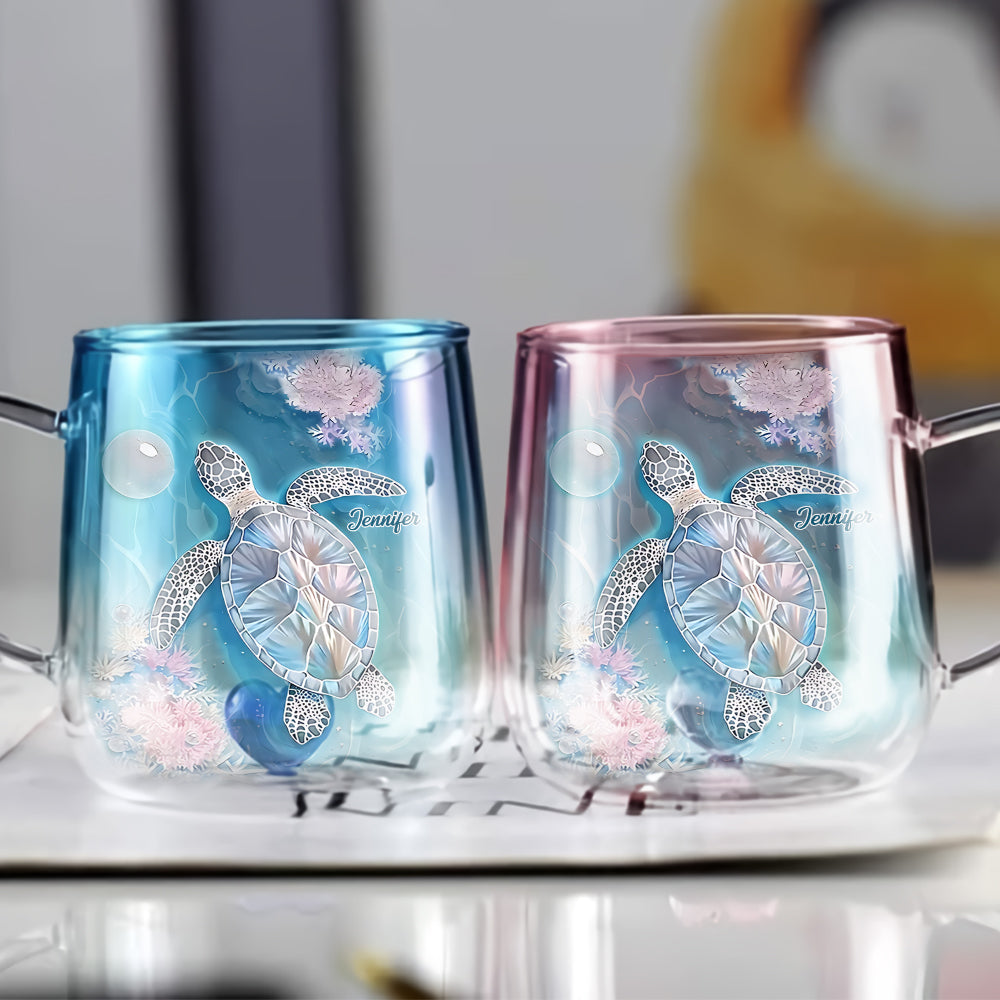 Strahlende Meeresschildkröte – personalisierter Glasbecher mit Schildkrötenmuster und Farbverlauf