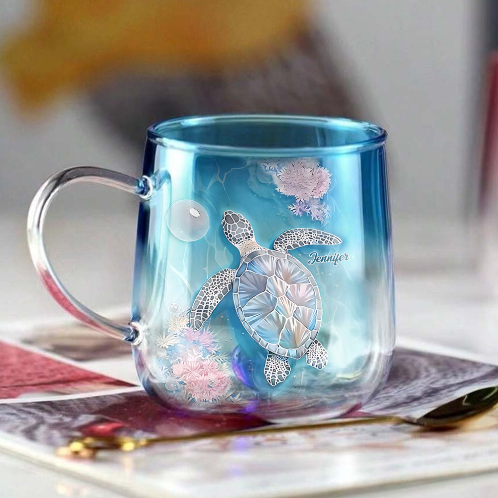 Strahlende Meeresschildkröte – personalisierter Glasbecher mit Schildkrötenmuster und Farbverlauf
