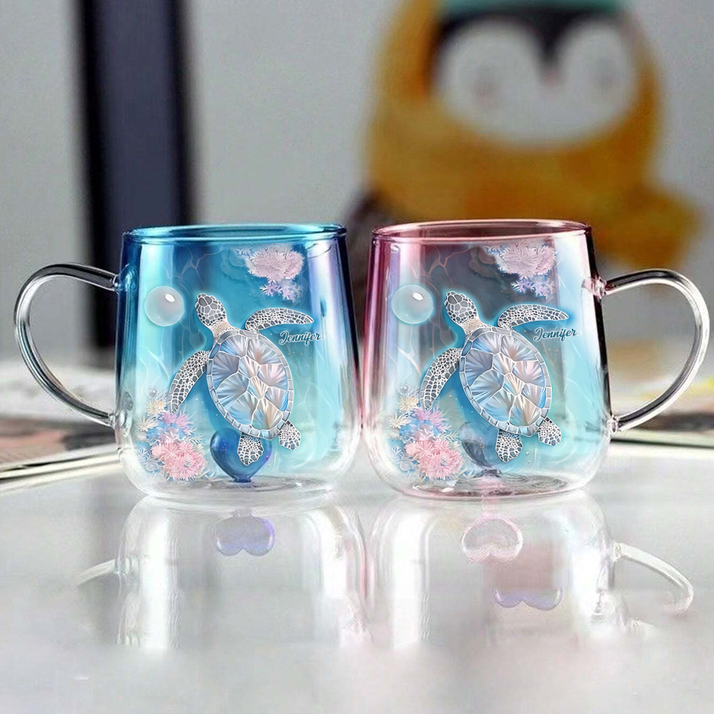 Strahlende Meeresschildkröte – personalisierter Glasbecher mit Schildkrötenmuster und Farbverlauf