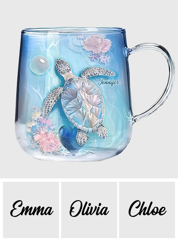 Strahlende Meeresschildkröte – personalisierter Glasbecher mit Schildkrötenmuster und Farbverlauf