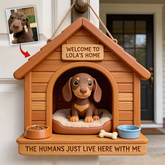 Willkommen in unserem Haus! Die Menschen wohnen nur bei uns. - Personalisiertes Holzschild in Hundeform