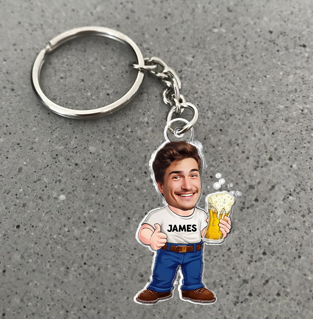 Lustiger Bier-Karikatur-Mann – Personalisierter Schlüsselanhänger in Bierform