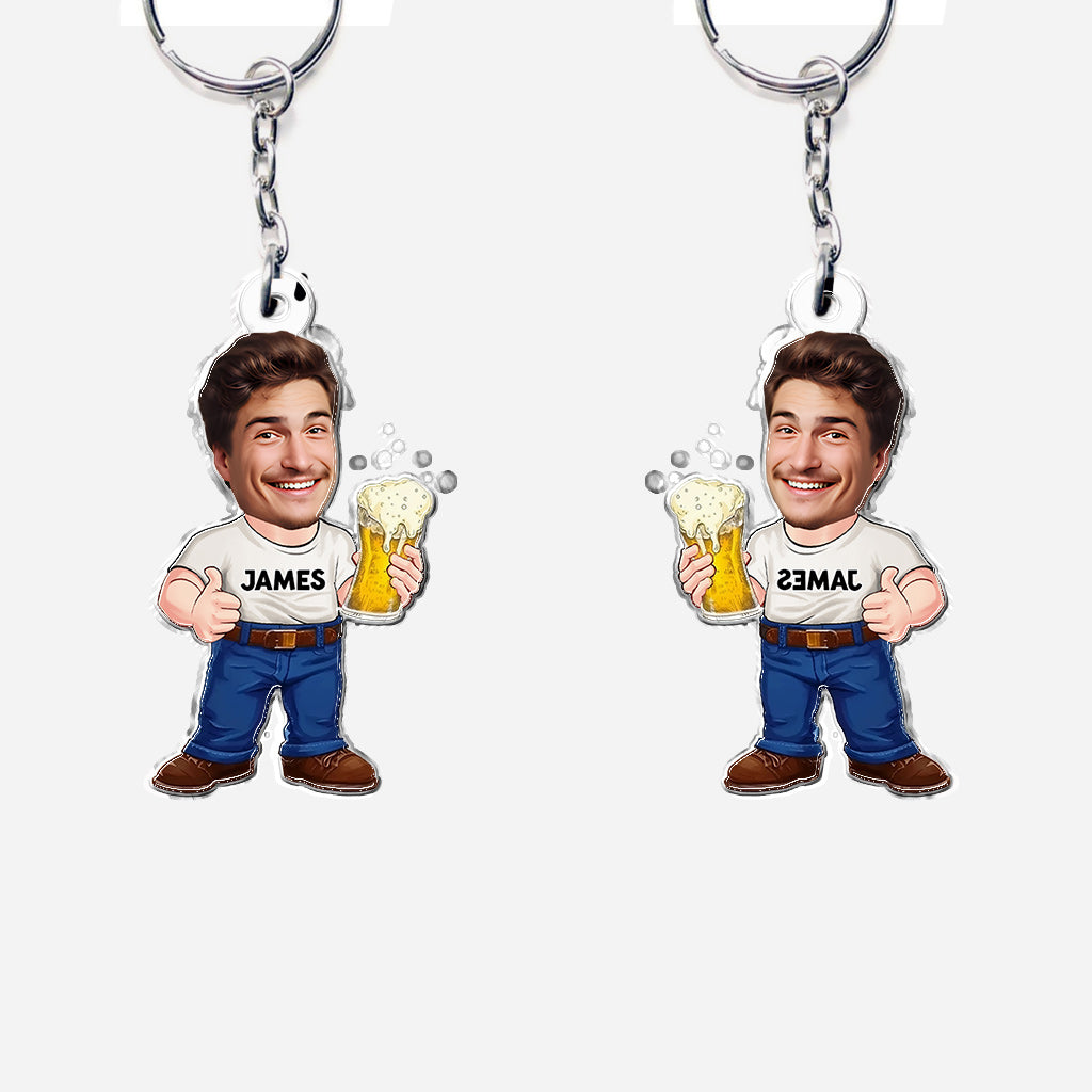 Lustiger Bier-Karikatur-Mann – Personalisierter Schlüsselanhänger in Bierform