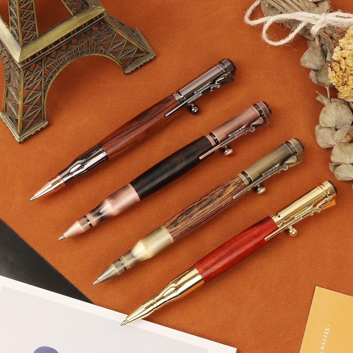 Stylo à bille à mécanisme à verrou avec boussole et recharge supplémentaire