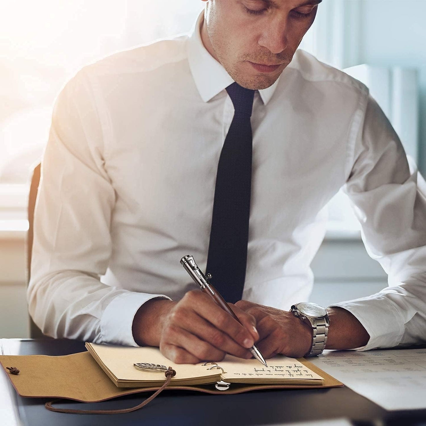 Stylo à bille à mécanisme à verrou avec boussole et recharge supplémentaire