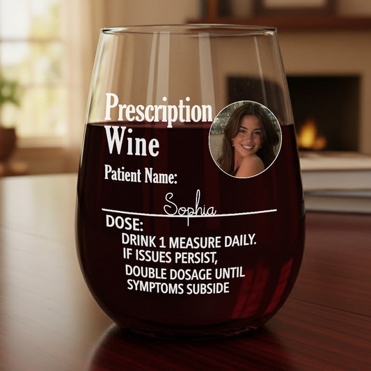 Lustiges Foto mit dem Spruch „Trinken Sie täglich einen Schluck“ – personalisiertes Weinglas