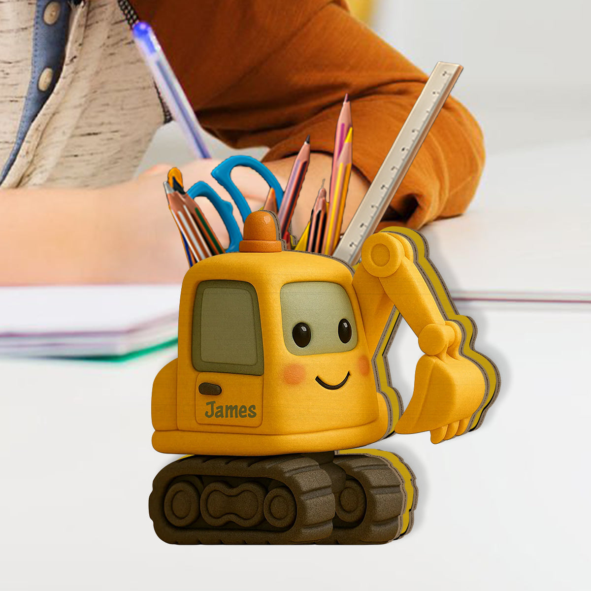 Niedlicher Bagger – personalisierter Stiftehalter aus Holz für Kinder
