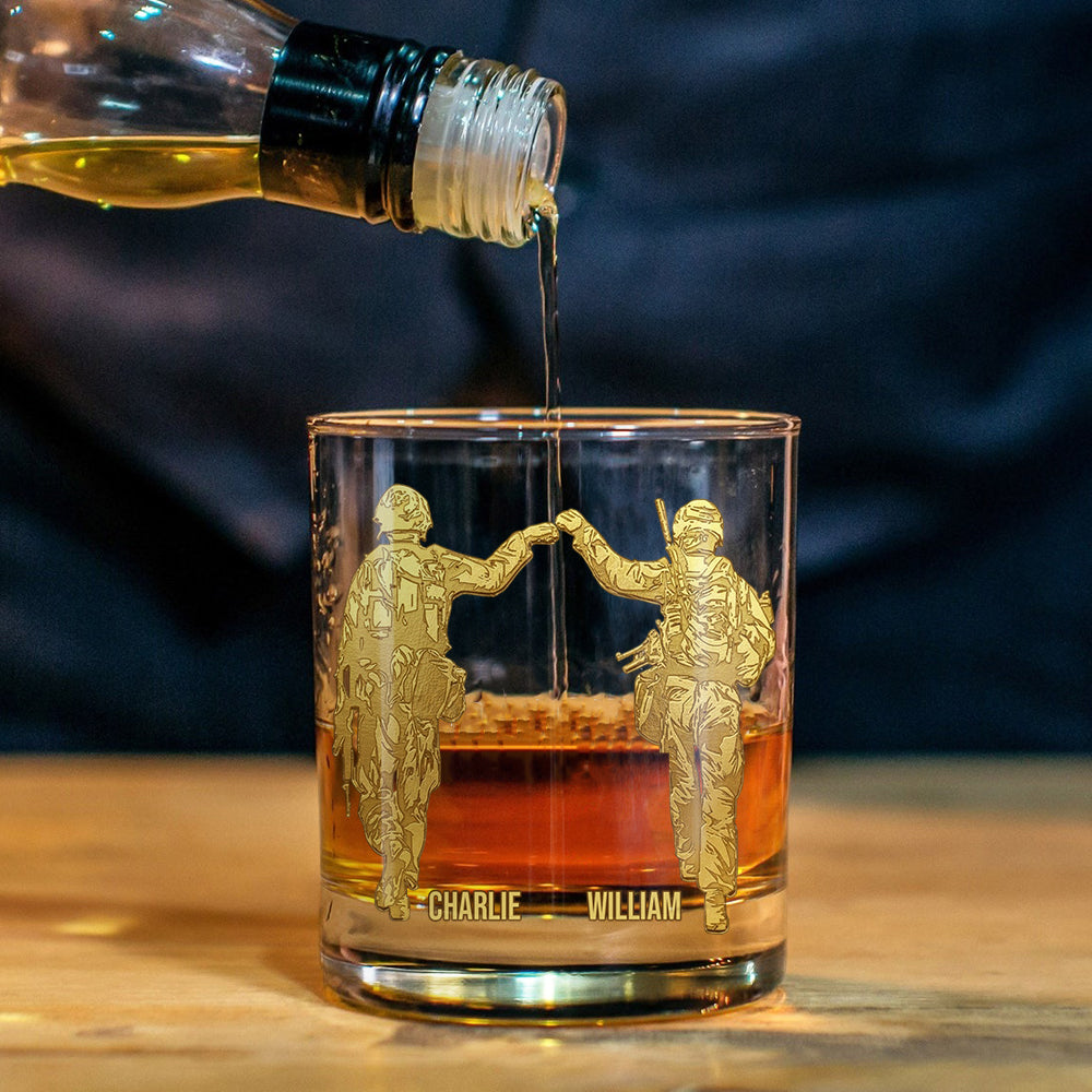 Dans les heures les plus sombres, quand les démons arrivent - Verre à whisky personnalisé pour vétéran