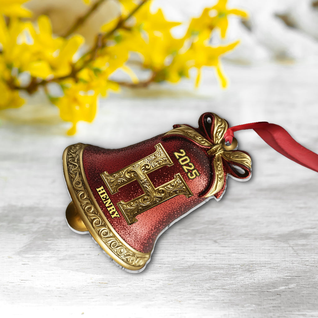 Personalisierter goldener Glockenanhänger mit Initialen für die Familie, Frohe Weihnachten 2025 – Individuell gestalteter Familienschmuck