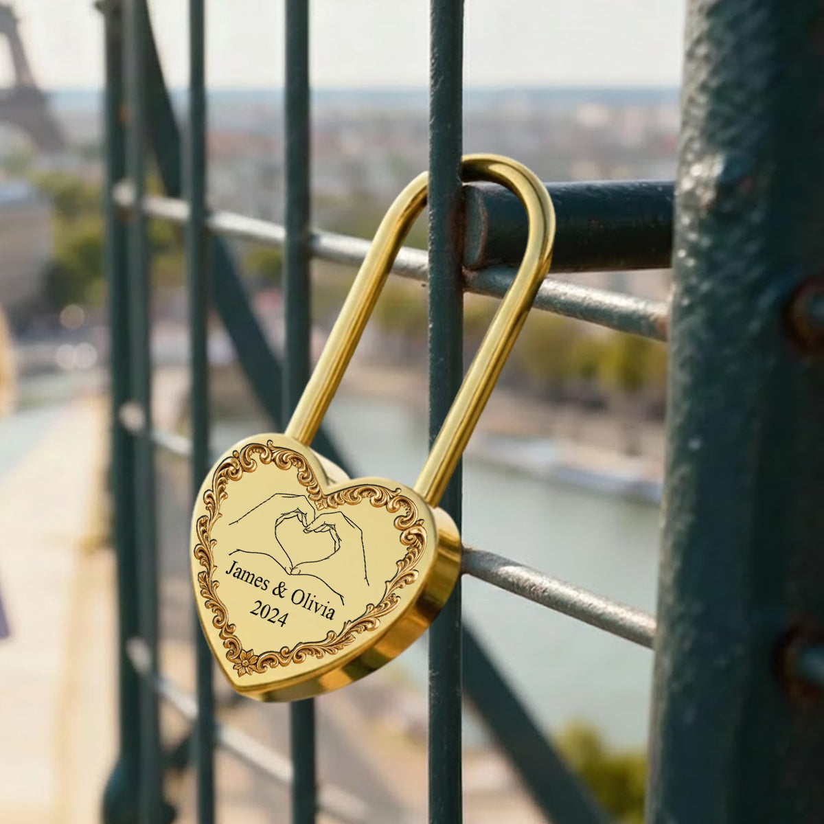 Zwei Herzen für immer vereint – personalisiertes Herzschloss für Paare
