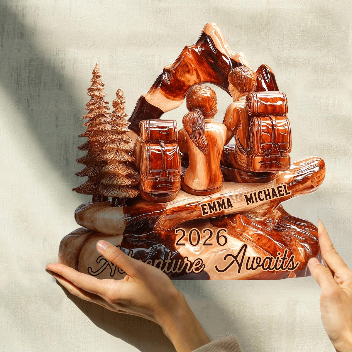 L'aventure vous attend en couple de randonneurs ! - Plaque en bois personnalisée pour la randonnée