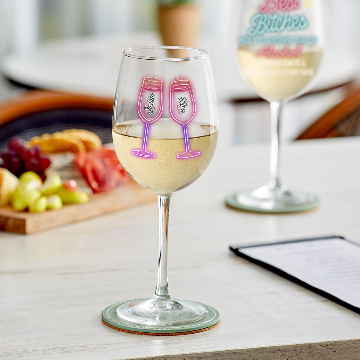 Auf ein weiteres Jahr voller Freundschaft bei einem Glas Wein – personalisiertes Weinglas mit langem Stiel für beste Freundinnen!