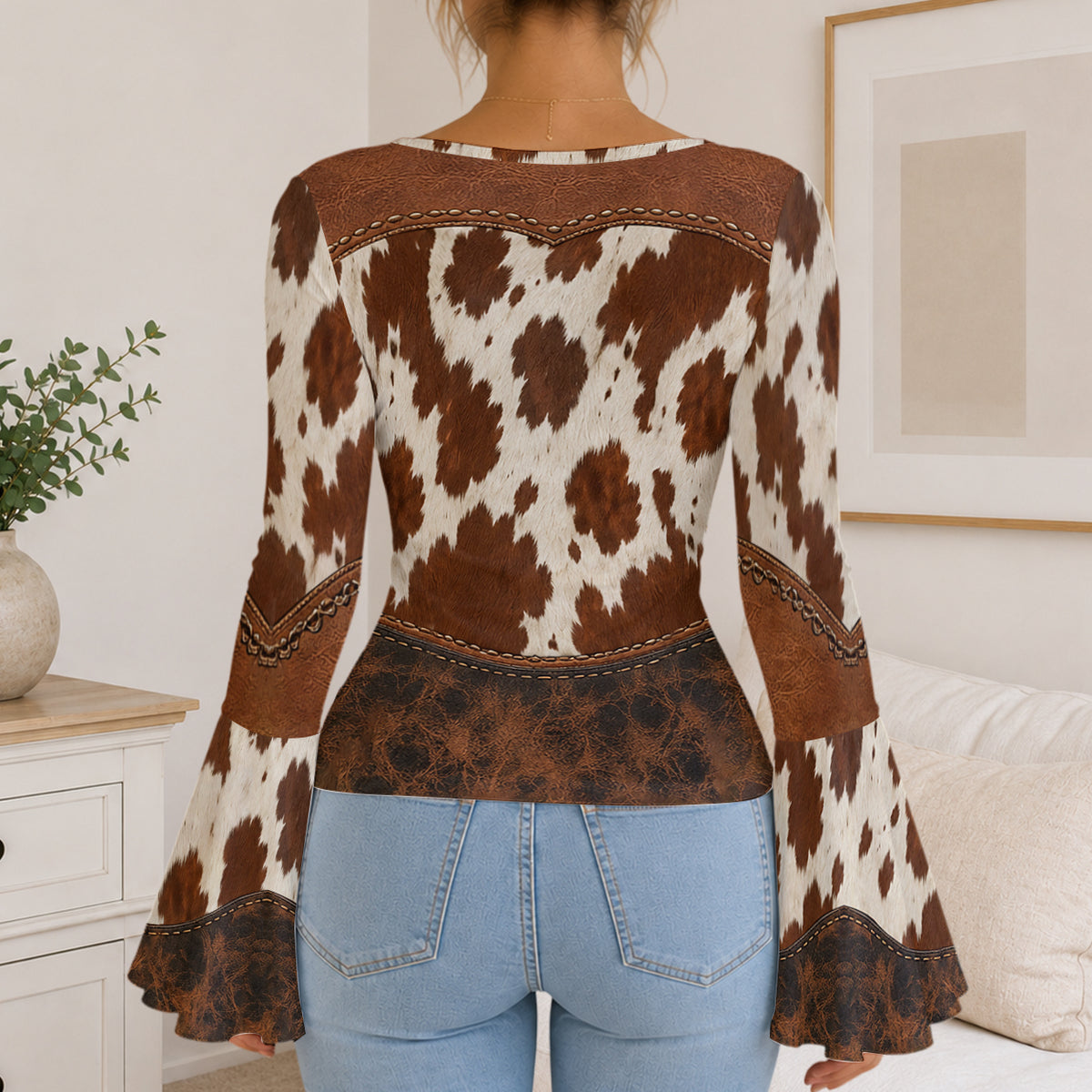 Ein Mädchen, das Highland Cow liebt - Personalisiertes Highland Cow Flare Langarmshirt