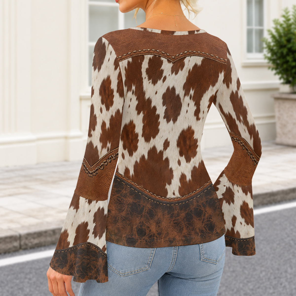Ein Mädchen, das Highland Cow liebt - Personalisiertes Highland Cow Flare Langarmshirt