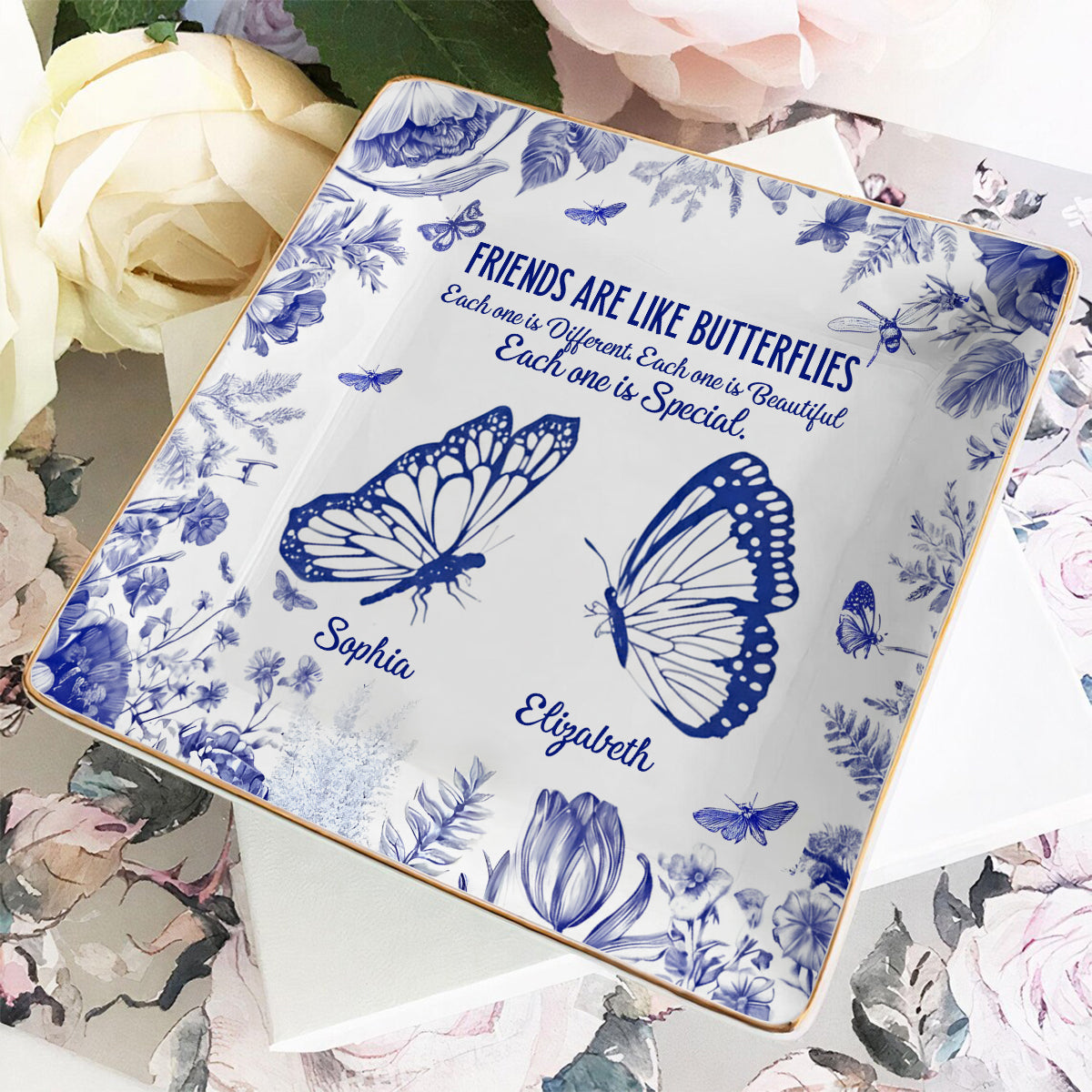 Freunde sind wie Schmetterlinge – Toile-de-Jouy-Blumenmuster – Personalisierte Schmuckschale für beste Freundinnen mit vollflächigem Aufdruck