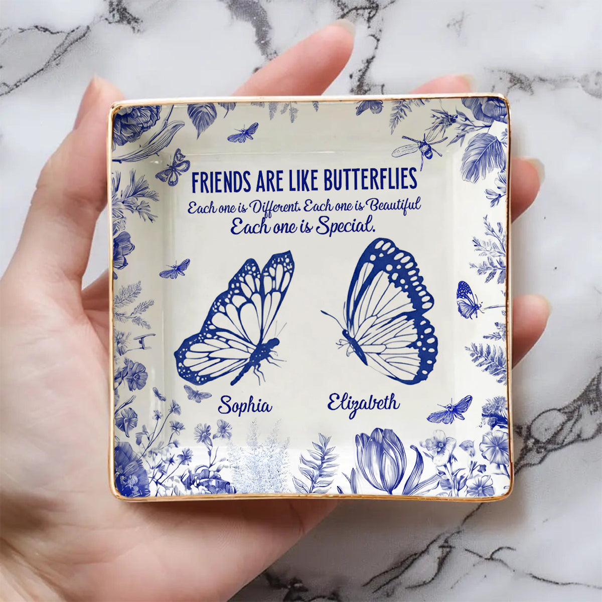 Freunde sind wie Schmetterlinge – Toile-de-Jouy-Blumenmuster – Personalisierte Schmuckschale für beste Freundinnen mit vollflächigem Aufdruck