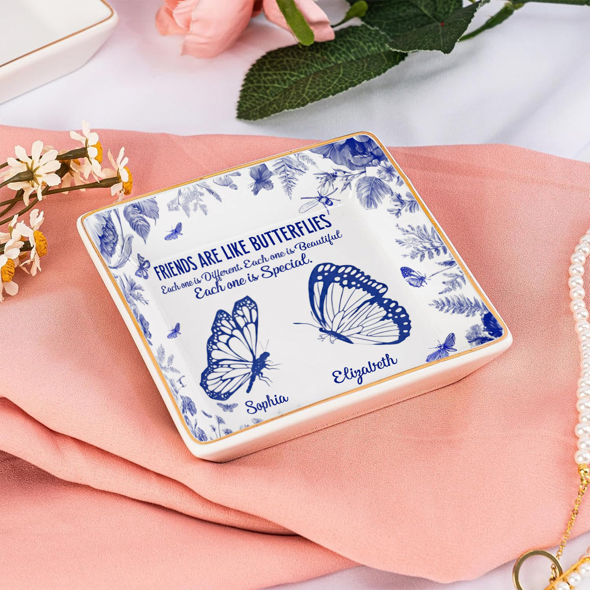 Freunde sind wie Schmetterlinge – Toile-de-Jouy-Blumenmuster – Personalisierte Schmuckschale für beste Freundinnen mit vollflächigem Aufdruck