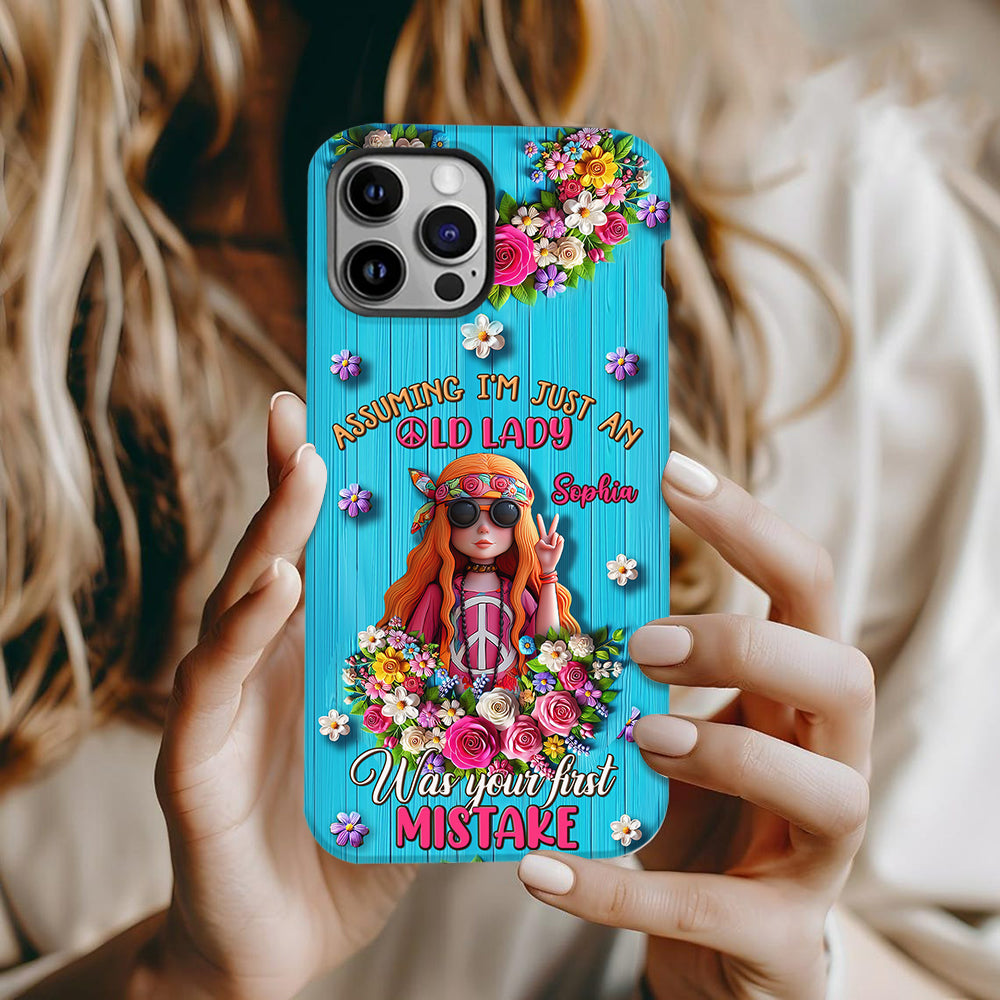 Deine Annahme, ich sei nur eine alte Dame, war dein erster Fehler – personalisierte Handyhülle mit Hippie-Vollbilddruck