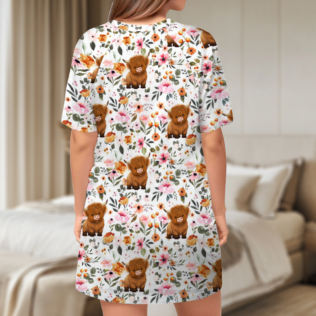 Hochlandrind mit Blumenmuster – Personalisiertes Schlafshirt mit Hochlandrind-Motiv
