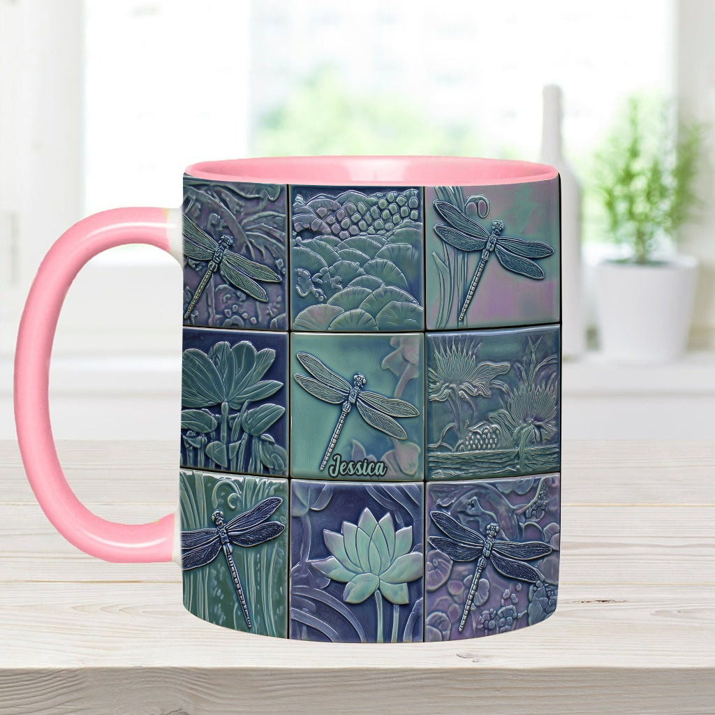 Einfach ein Mädchen, das Libellen liebt – Personalisierte Tasse mit Libellenmotiv