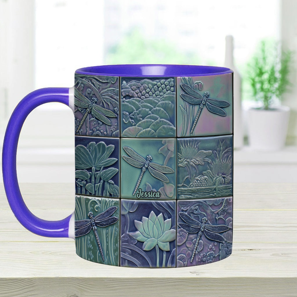 Einfach ein Mädchen, das Libellen liebt – Personalisierte Tasse mit Libellenmotiv