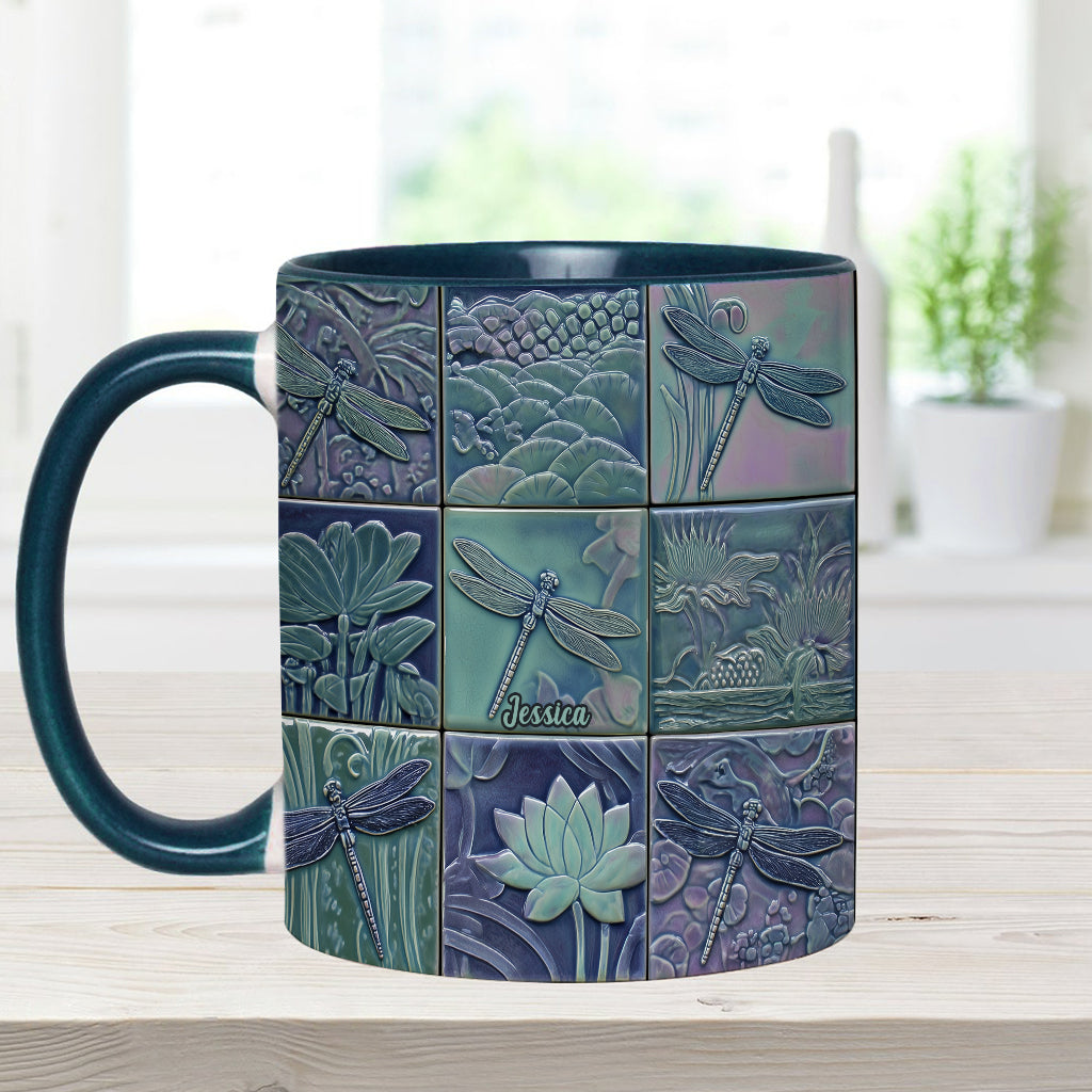 Einfach ein Mädchen, das Libellen liebt – Personalisierte Tasse mit Libellenmotiv