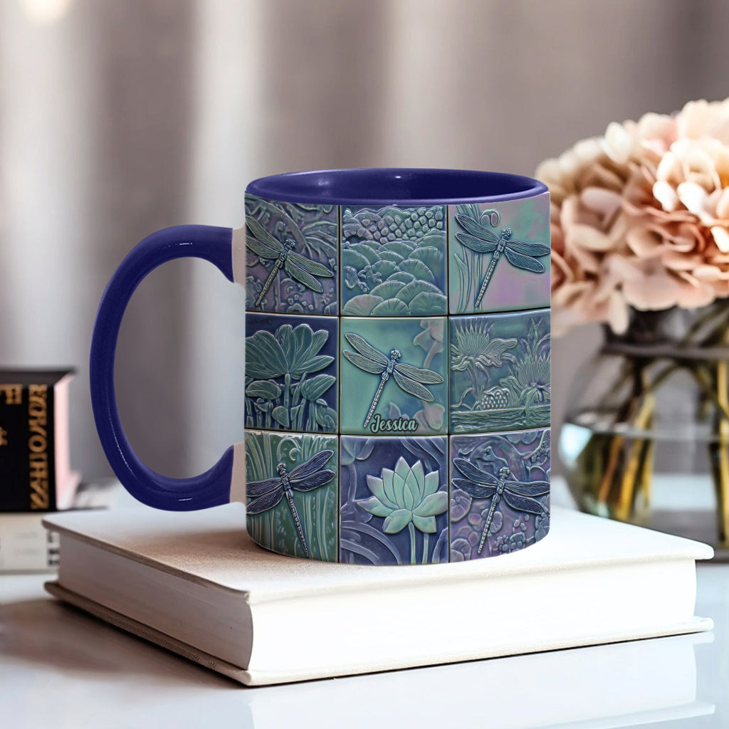 Einfach ein Mädchen, das Libellen liebt – Personalisierte Tasse mit Libellenmotiv