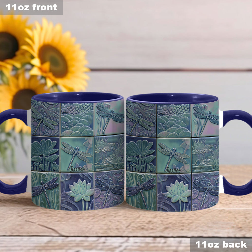 Einfach ein Mädchen, das Libellen liebt – Personalisierte Tasse mit Libellenmotiv
