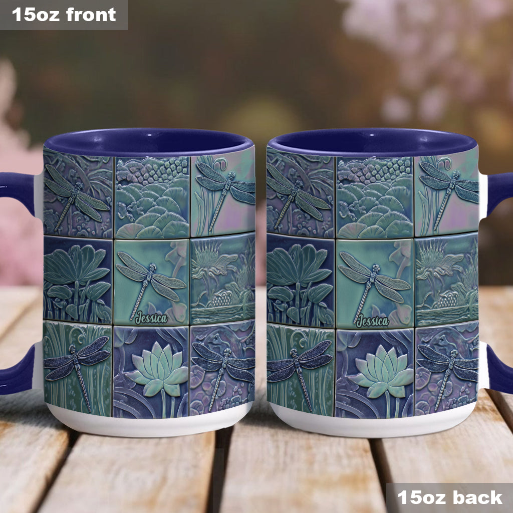 Einfach ein Mädchen, das Libellen liebt – Personalisierte Tasse mit Libellenmotiv