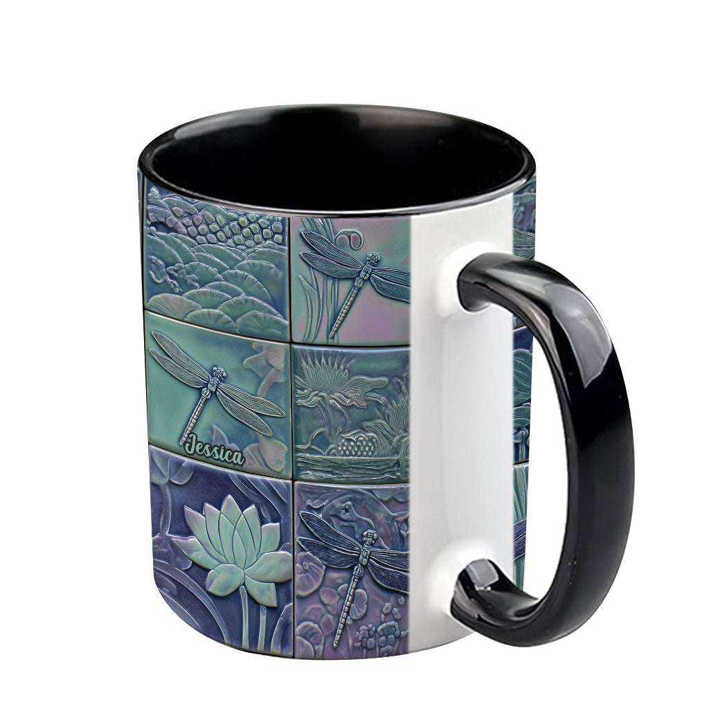 Einfach ein Mädchen, das Libellen liebt – Personalisierte Tasse mit Libellenmotiv