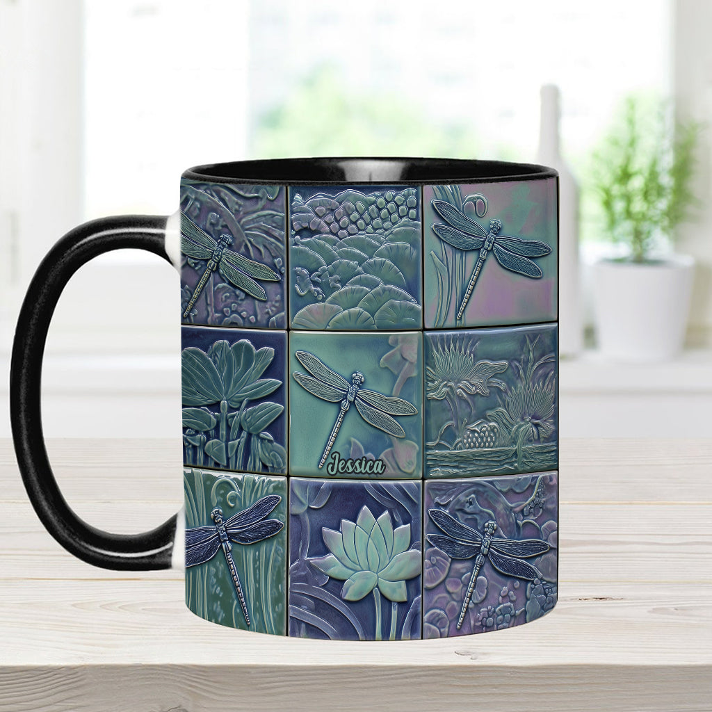 Einfach ein Mädchen, das Libellen liebt – Personalisierte Tasse mit Libellenmotiv