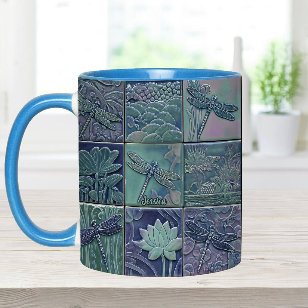 Einfach ein Mädchen, das Libellen liebt – Personalisierte Tasse mit Libellenmotiv