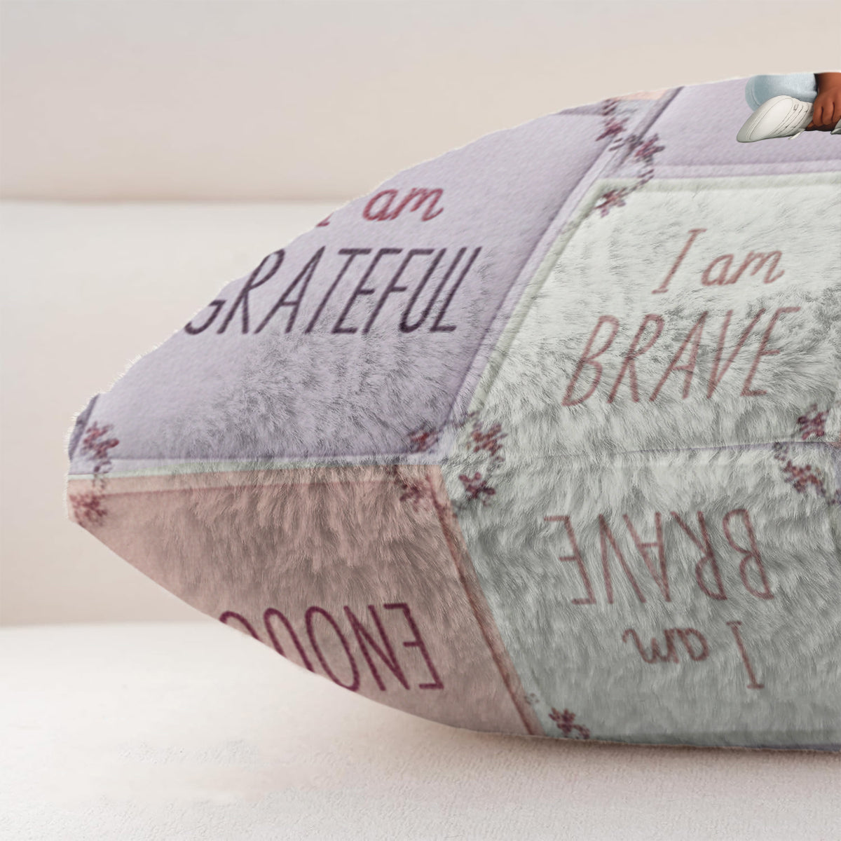 Je suis gentil(le) - Cadeau d'affirmation pour enfant - Coussin carré personnalisé en fausse fourrure pour enfant