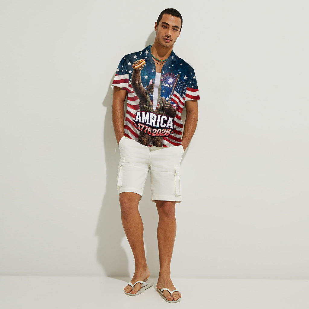 Cadeau pour les amateurs de Bigfoot, randonnée/camping/pêche, Sasquatch américain, 4 juillet - Chemise hawaïenne personnalisée