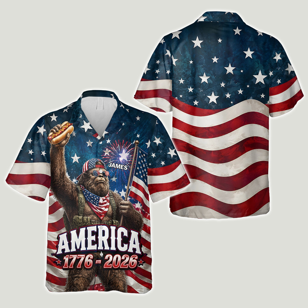 Cadeau pour les amateurs de Bigfoot, randonnée/camping/pêche, Sasquatch américain, 4 juillet - Chemise hawaïenne personnalisée