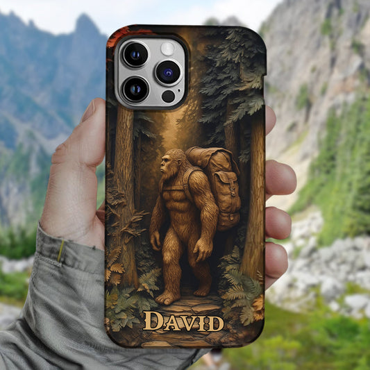 Sasquatch im Wald – Personalisierte Handyhülle mit Wandermotiv und Volldruck