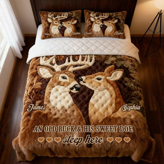 Ein alter Hirsch und seine süße Hirschkuh schlafen hier - Personalisiertes Jagd-Quilt-Set
