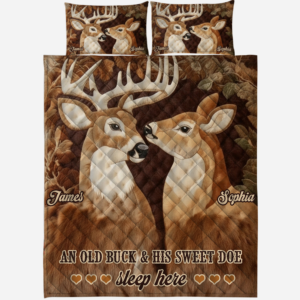 Ein alter Hirsch und seine süße Hirschkuh schlafen hier - Personalisiertes Jagd-Quilt-Set