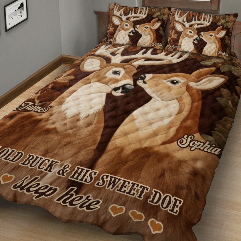 Ein alter Hirsch und seine süße Hirschkuh schlafen hier - Personalisiertes Jagd-Quilt-Set
