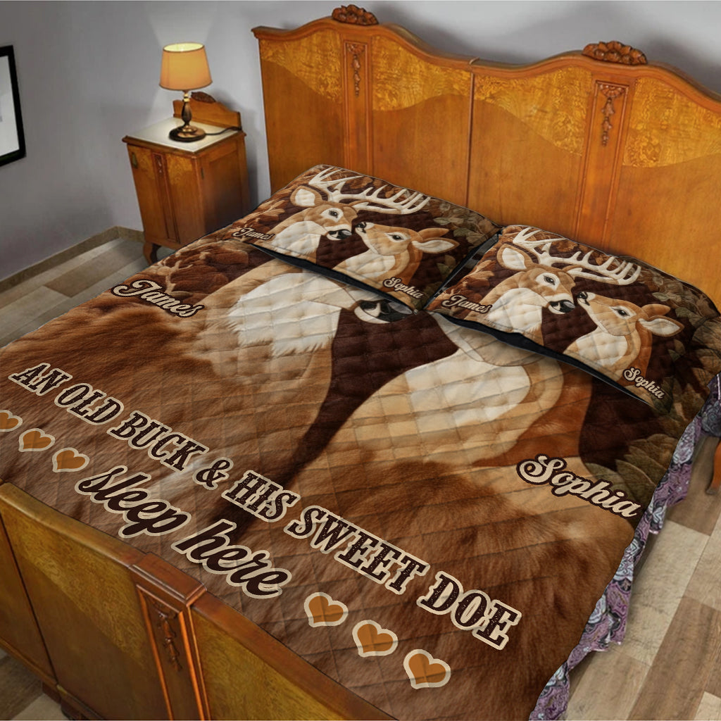Ein alter Hirsch und seine süße Hirschkuh schlafen hier - Personalisiertes Jagd-Quilt-Set