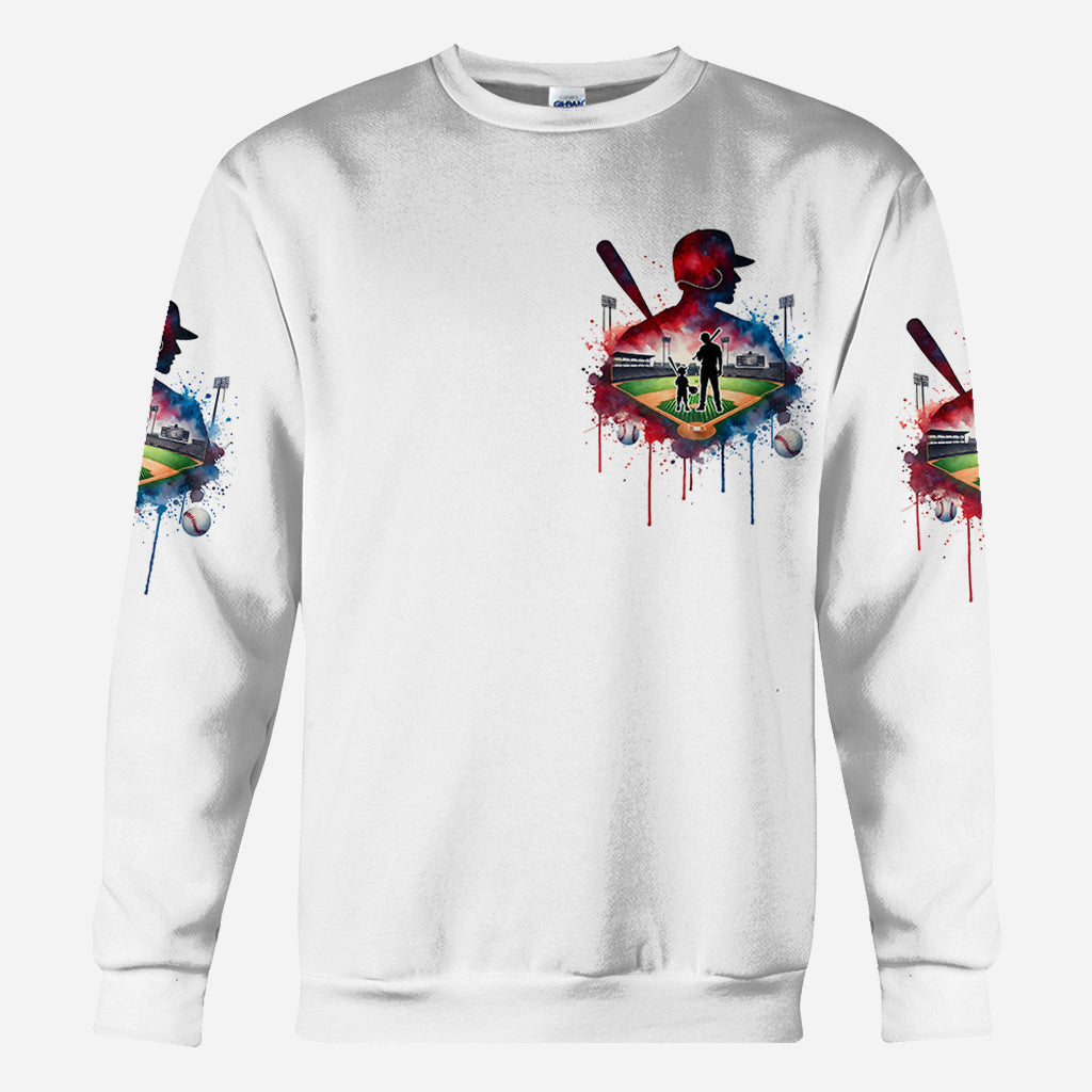 Hinter jedem Baseballspieler, der an sich glaubt, steht eine Baseball-Mama/ein Baseball-Papa, die/der zuerst an ihn geglaubt hat – personalisiertes Baseball-Shirt mit Allover-Print