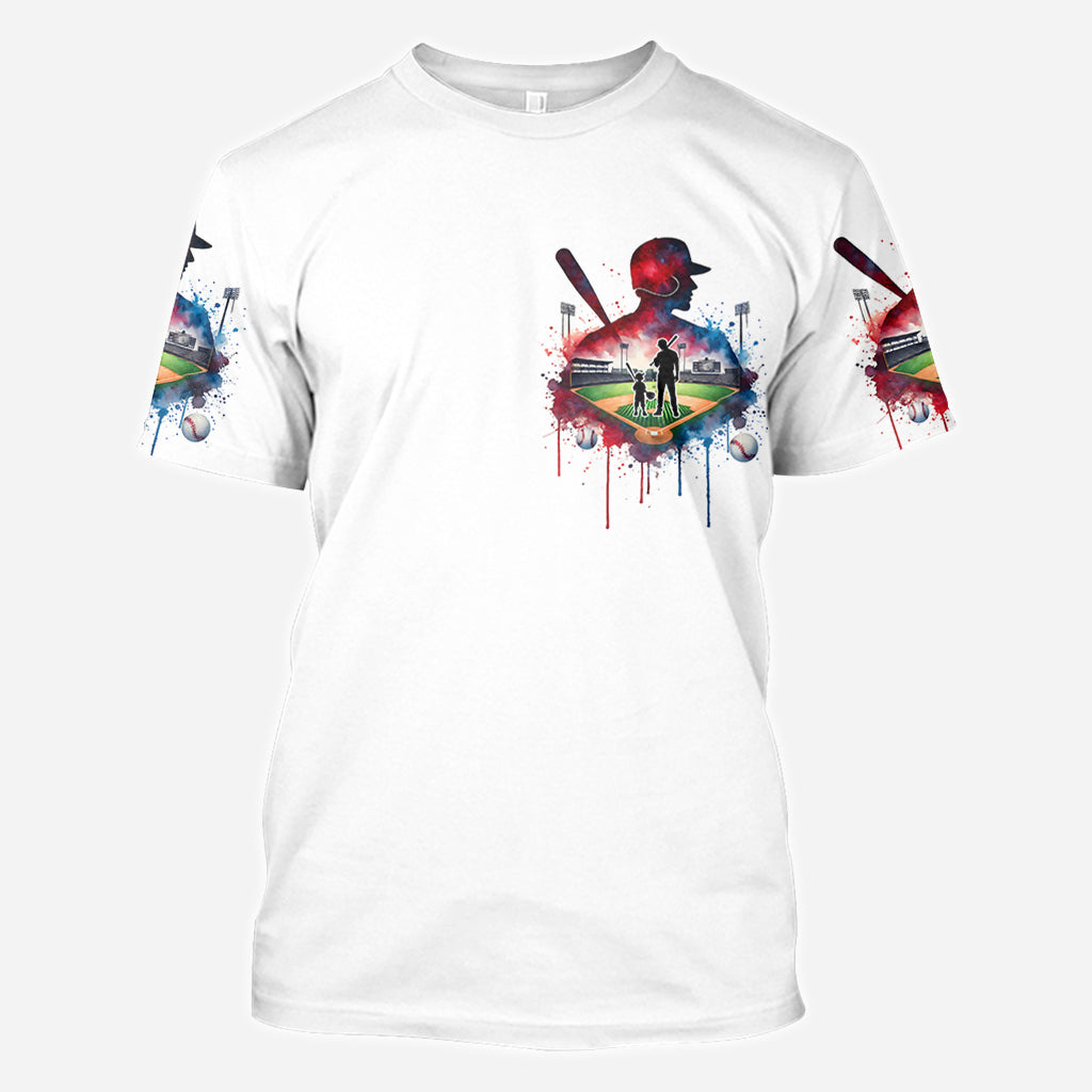 Hinter jedem Baseballspieler, der an sich glaubt, steht eine Baseball-Mama/ein Baseball-Papa, die/der zuerst an ihn geglaubt hat – personalisiertes Baseball-Shirt mit Allover-Print