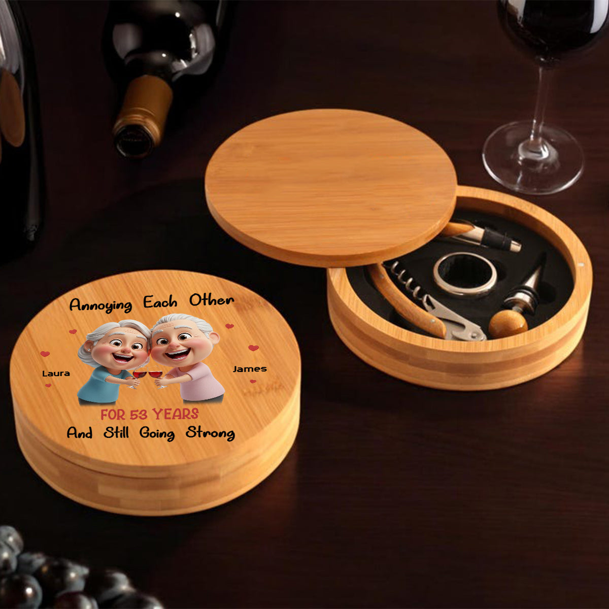 Sich gegenseitig nerven – Überzeichnetes Maskottchen – Personalisiertes Weinöffner-Set
