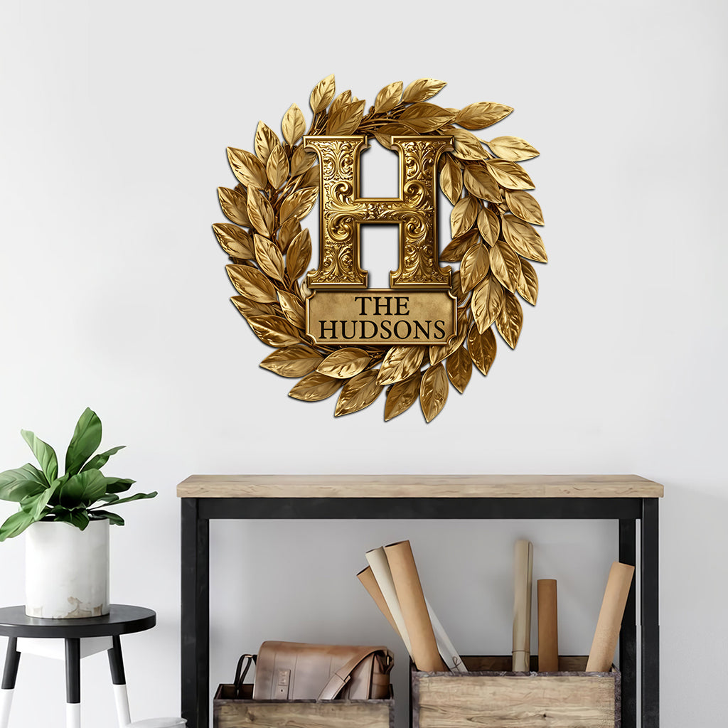 Individuell gestalteter goldener Kranz mit Familieninitialen – personalisiertes Metallschild mit Familienmotiv