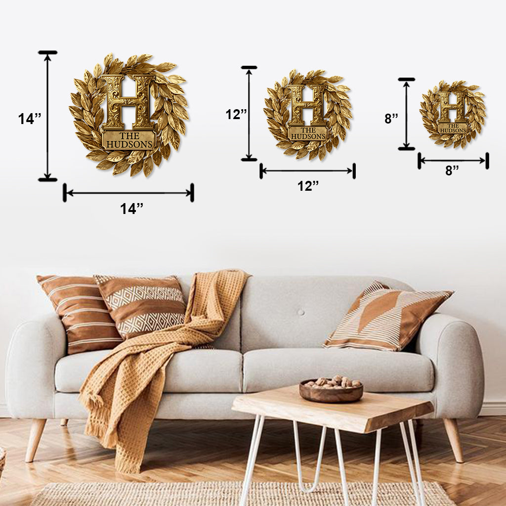 Individuell gestalteter goldener Kranz mit Familieninitialen – personalisiertes Metallschild mit Familienmotiv