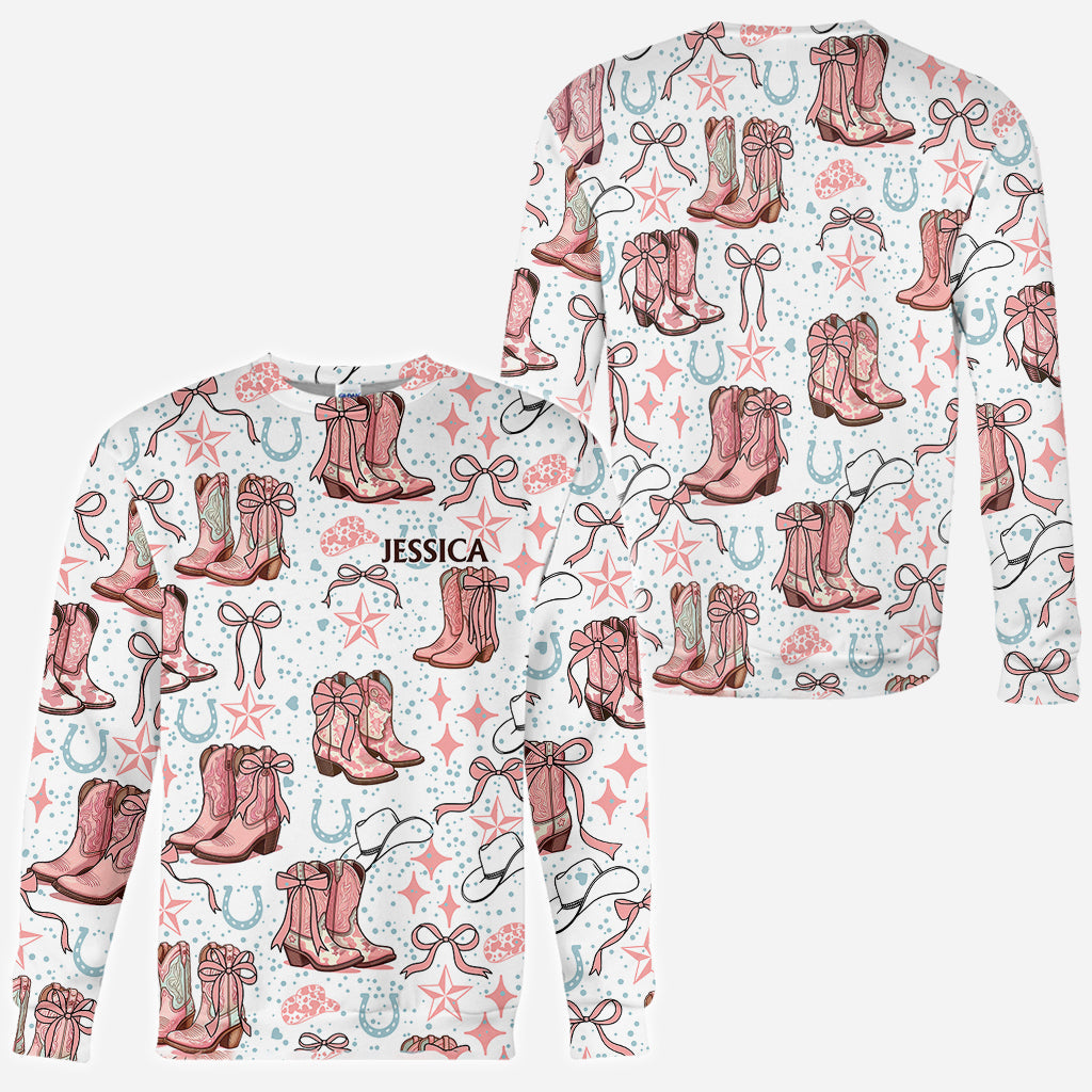 Kokette Cowgirl-Stiefel und Schleifen – personalisiertes Cowgirl-Shirt mit Allover-Print
