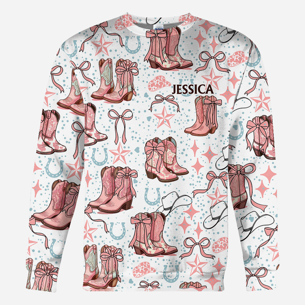 Kokette Cowgirl-Stiefel und Schleifen – personalisiertes Cowgirl-Shirt mit Allover-Print