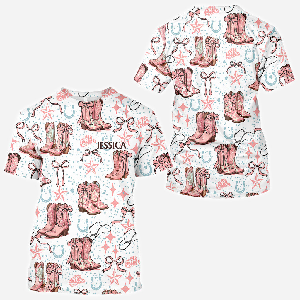 Kokette Cowgirl-Stiefel und Schleifen – personalisiertes Cowgirl-Shirt mit Allover-Print