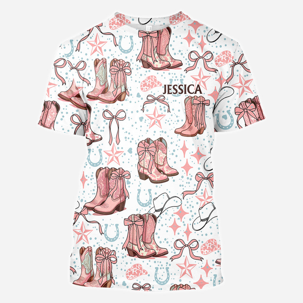 Kokette Cowgirl-Stiefel und Schleifen – personalisiertes Cowgirl-Shirt mit Allover-Print