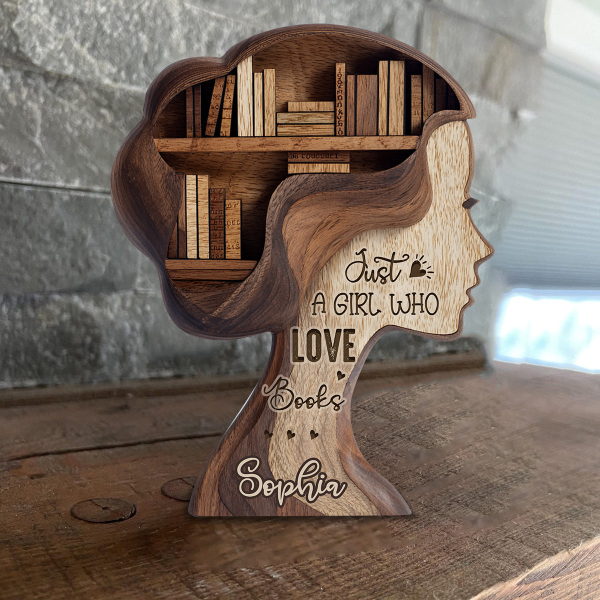 Une fille qui aime les livres - Plaque en bois personnalisée en forme de livre